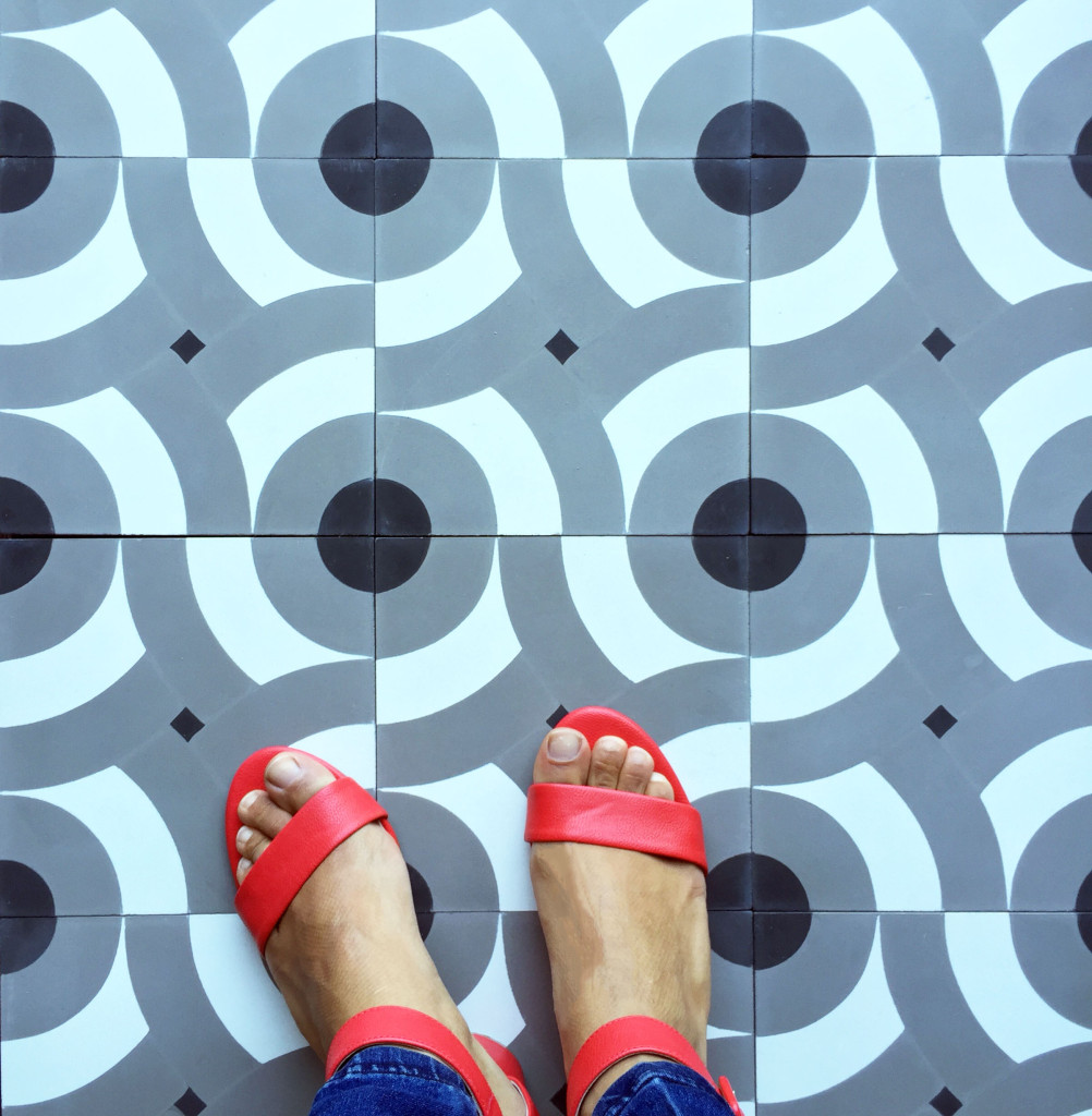 big spin cement tile in black/gray/white